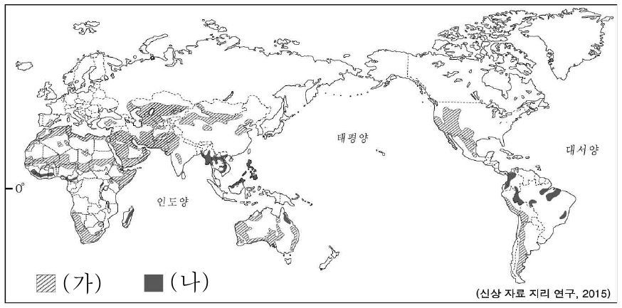 지도는 환경 문제의 분포 지역을 나타낸 것이다. 지도에 표시된 (가), (나) 환경 문제에 대한 설명으로 옳은 것은? (단, (가), (나)는 각각 사막화, 열대림 파괴 중 하나임.)